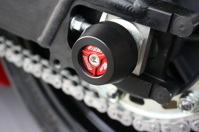 Слайдеры оси заднего колеса мотоцикла GSG с красной анодированной вставкой 56E-35E-H62-O