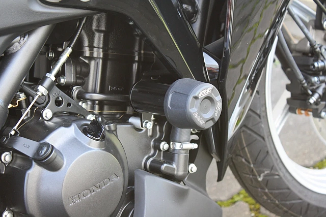 Слайдеры рамы мотоцикла с черными кронштейнами GSG 4060275-H42SH