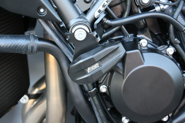 Слайдеры рамы мотоцикла продольные с черными кронштейнами GSG 1055025-K77