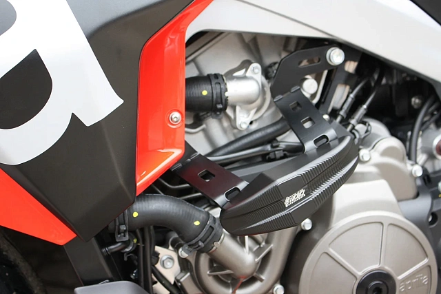 Слайдеры рамы мотоцикла продольные с черными кронштейнами GSG 1505040-A24