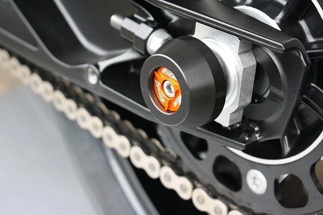 Слайдеры оси заднего колеса мотоцикла GSG с оранжевой анодированной вставкой 33E-33E-O