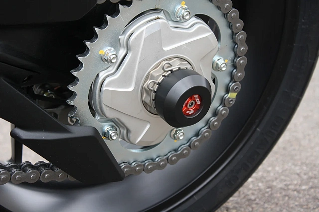 Слайдеры оси заднего колеса мотоцикла GSG с красной анодированной вставкой 55E-45E-59E-O