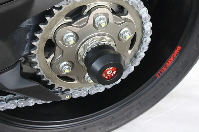 Слайдеры оси заднего колеса мотоцикла GSG с красной анодированной вставкой 60E-77E-55-O