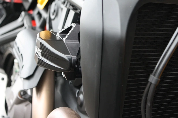 Слайдеры рамы мотоцикла продольные с черными кронштейнами GSG 1505040-D30-SH