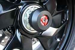 Слайдеры оси заднего колеса мотоцикла GSG с красной анодированной вставкой 60E-77E-55-O