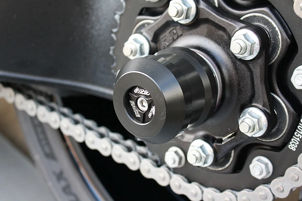 Слайдер оси заднего колеса мотоцикла левый GSG с черной анодированной вставкой 60E-62E-O