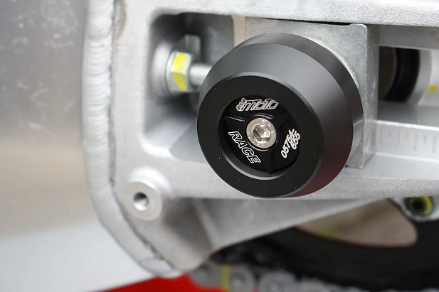 Слайдеры оси заднего колеса мотоцикла GSG с черной анодированной вставкой 40E-49E-O