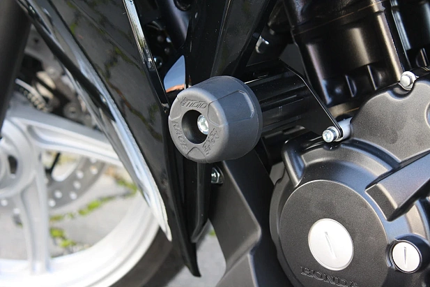 Слайдеры рамы мотоцикла с черными кронштейнами GSG 4060275-H42SH