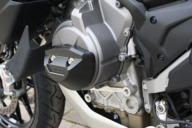 Накладка - слайдер моторной крышки мотоцикла с черным кронштейном GSG 5040-D39-SH