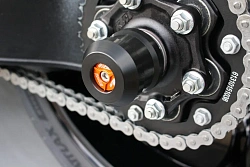 Слайдер оси заднего колеса мотоцикла GSG с оранжевой анодированной вставкой левый 60E-76E-O