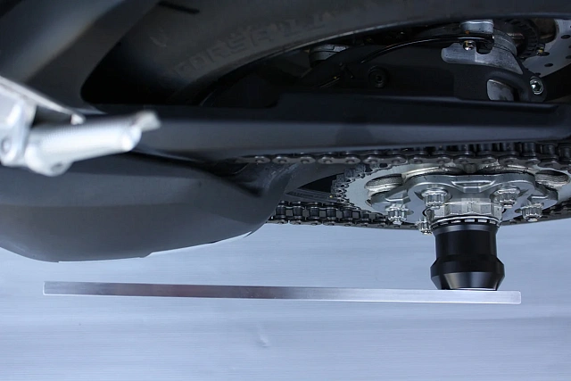 Слайдеры оси заднего колеса мотоцикла GSG с красной анодированной вставкой 77E-77E-55E-O