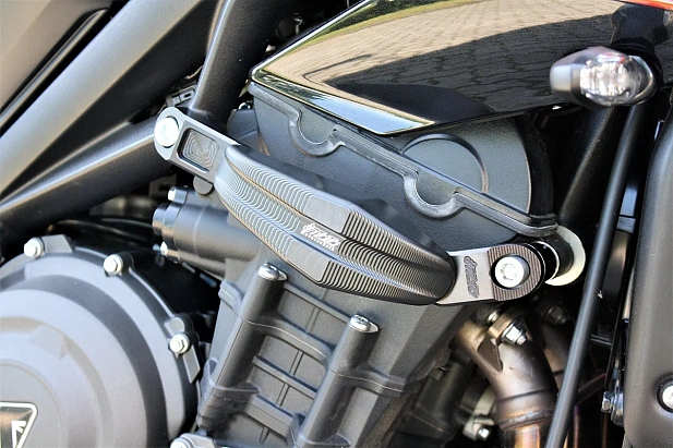 Слайдеры рамы мотоцикла продольные с черными кронштейнами GSG 1505040-T32-SH