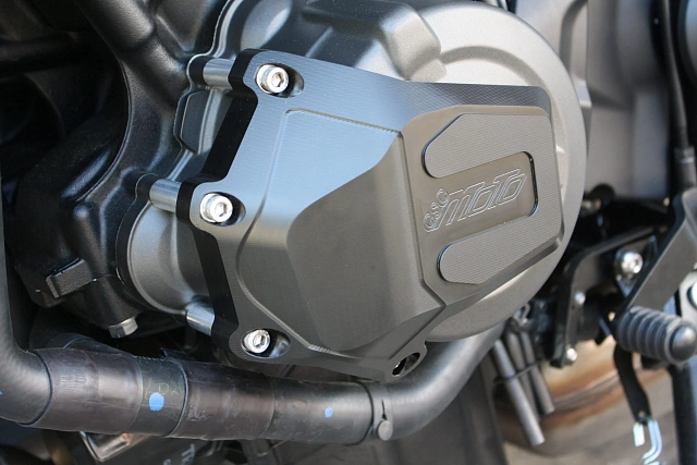 Накладка - слайдер моторной крышки мотоцикла GSG 156-150-70-T214-TRI-T40