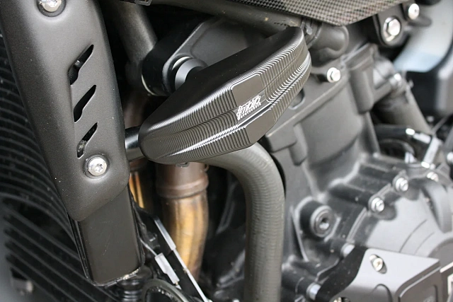 Слайдеры рамы мотоцикла продольные с черными кронштейнами GSG 1505040-T33-SH