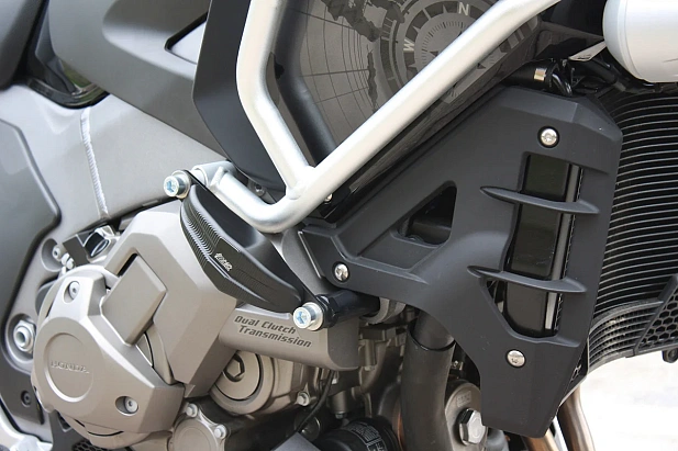 Слайдеры рамы мотоцикла продольные с черными кронштейнами GSG для установки с оригинальными дугами 1505040-H51-SH