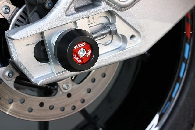 Слайдеры оси заднего колеса мотоцикла GSG с красными анодированными вставками 30E-45E-O