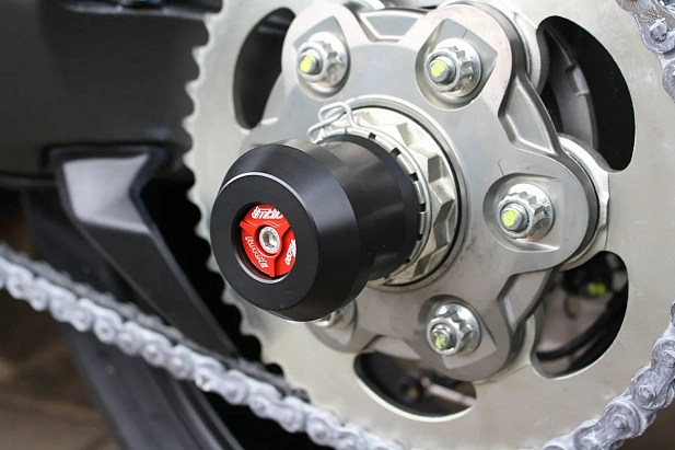 Слайдеры оси заднего колеса мотоцикла GSG с красной анодированной вставкой 77E-77E-55E-O