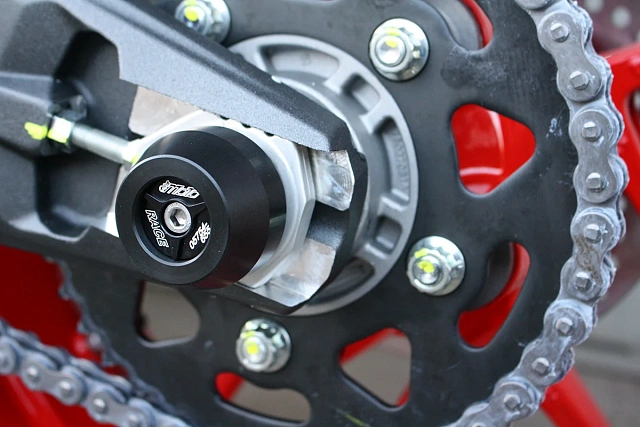 Слайдеры оси заднего колеса мотоцикла GSG с черной анодированной вставкой 33E-33E-O-D40