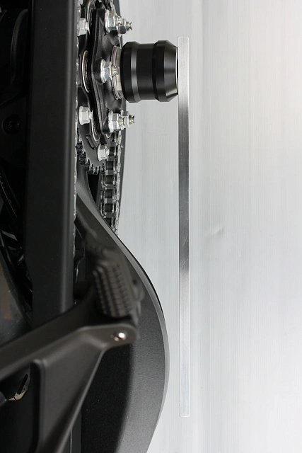 Слайдер оси заднего колеса мотоцикла GSG с оранжевой анодированной вставкой левый 60E-76E-O