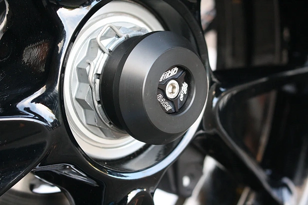 Слайдеры оси заднего колеса мотоцикла GSG с черной анодированной вставкой 60E-77E-55E-O