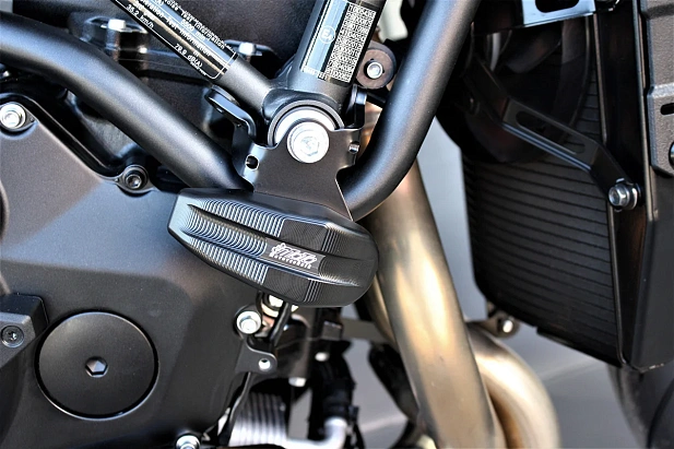 Слайдеры рамы мотоцикла продольные с черными кронштейнами GSG 1055025-K77