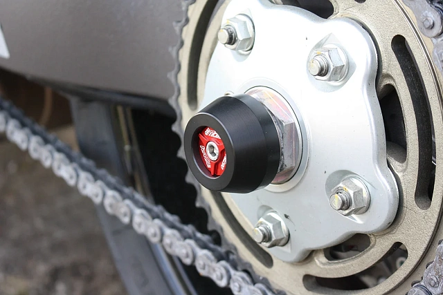 Слайдеры оси заднего колеса мотоцикла GSG с красной анодированной вставкой 50E-40E-49E-O